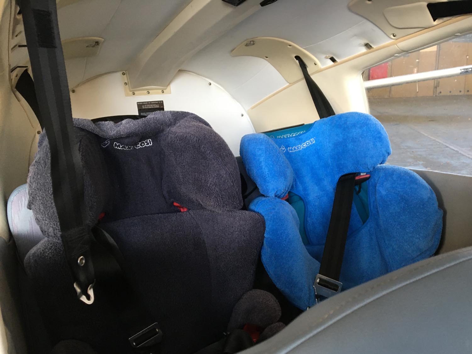 Kindersitze im Flugzeug