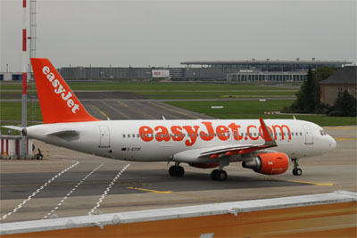 September 2015 | G-EZOF | Airbus A320-214 | easyjet | Rollen in Berlin-Sch&ouml;nefeld vor dem neuen Terminal des Berlin-Brandenburg-International (EDDB)