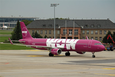 September 2015 | TF-MOM | Airbus A321-211 | WOW Air | Flughafen Berlin-Sch&ouml;nefeld (EDDB) - WOW hatte ein Faible f&uuml;r famili&auml;re Kennzeichen, wie unter anderem die TF-DAD, TD-DOG,...
