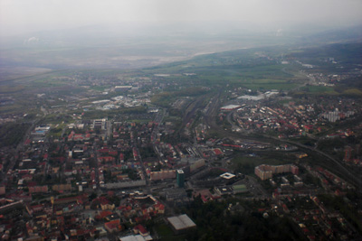 Mai 2017 | Chomutov im Norden Tschechiens beim Abflug vom dortigen Flugplatz (LKCH). Im Hintergrund ein riesiger Tagebau und die zugeh&ouml;rigen Kraftwerke.